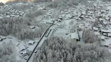 Luftaufnahme Bayerischen Zugspitzbahn bei Grainau im Winter. Verschneite Berge, Zahnradbahn, Bahnhof und atemberaubende Alpenkulisse, Oberbayern, Deutschland 'da. Almanya 'nın en yüksek demiryolu. Hava manzaralı.