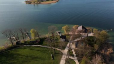 Herreninsel, Chiemsee, Bavyera, Almanya 'daki Barok Seekapelle Kutsal Haç' ın çarpıcı hava manzarası. İlkbahar atmosferleri, berrak göl, dağlar ve manzarayla çevrili. Luftaufnahme Kapelle Chiemsee. 