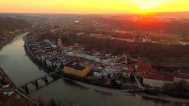 Burghausen, Bayern, Deutschland 'ın havadan görünüşü, günbatımında dünyanın en uzun şatosu, Salzach Nehri, Lindacher Bruecke, Historischer Stadtplatz, ve eski şehir. Büyüleyici Avrupa mücevheri. 