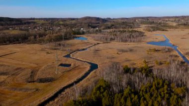 Oberlauf der Wuerm, von Starnberg bis Leutstetten Luftaufnahme. Leutstettener Moos ist Naturschutzgebiet auf Gebiet Ortsteils Leutstetten der Stadt Starnberg Oberbayern, Deutschland, Luftbild. 