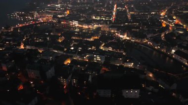 Lucerne, İsviçre 'nin göz kamaştırıcı gece manzarası aydınlanmış sokakları, tarihi mimariyi, Lucerne Gölü' nü ve Reuss Nehri 'ni sisli atmosferin altında sergiliyor.. 