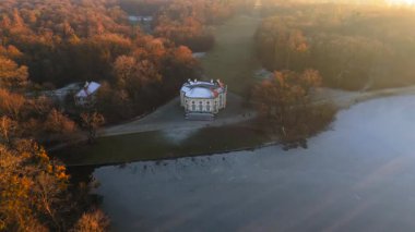 Badenburg Parkburg im Schlosspark Nymphenburg, Deutschland, Muenchen Luftaufnahme. Badenburg, Almanya 'nın Münih kentindeki Nymphenburg Palace Park' ta Badenburg Gölü 'nün güneydoğu ucunda yer almaktadır.. 