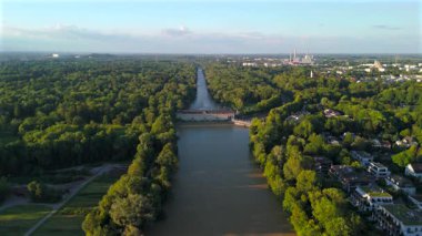 Stauwehr Muenchen, Bayern, Deutschland Luftaufnahme im Sommer. Almanya 'nın Münih' teki Isar Nehri 'ndeki baraj manzarası. İngiliz bahçesinin en üst manzarası ve Isar Nehri üzerindeki baraj.. 