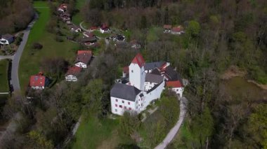 Schloss Elkofen 'in hava manzarası, Burg Elkofen olarak da bilinir, Schloss Elkhofen, Grafing bei Muenchen, Almanya yakınlarında. Bavyera kırsalında yeşil tarlalarla çevrili bir ortaçağ kalesi.. 