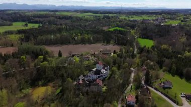 Luftaufnahme Burg Elkofen a uch Schloss Elkofen, Unterelkofen, Oelkofen genannt, besten erhaltenen Burgen in Oberbayern, besten Ort Unterelkofen, Stadt Grafing bei Muenchen, Landkreis Ebersberg. 