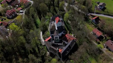 Luftaufnahme Burg Elkofen a uch Schloss Elkofen, Unterelkofen, Oelkofen genannt, besten erhaltenen Burgen in Oberbayern, besten Ort Unterelkofen, Stadt Grafing bei Muenchen, Landkreis Ebersberg. 