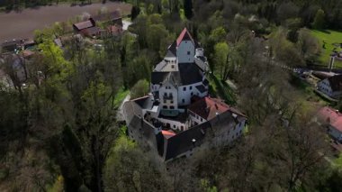Schloss Elkofen 'in hava manzarası, Burg Elkofen olarak da bilinir, Schloss Elkhofen, Grafing bei Muenchen, Almanya yakınlarında. Bavyera kırsalında yeşil tarlalarla çevrili bir ortaçağ kalesi.. 