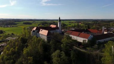 Attel Manastırı 'ndan Luftaufnahme ve Inn Nehri yakınlarındaki Attel Hill' deki St. Michael Kilisesi, Wasserburg am Inn, Bavyera yakınlarında. Tarihi Benedikt bölgesi, manzaralı bahar manzarası, kırsal Almanya cazibesi