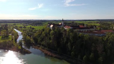 Luftaufnahme Kirche St. Michael im Attel, Stadtgemeinde Wasserburg am Inn, Landkreis Rosenheim, ehemalige Kirche Benediktinerabtei. Heute ist sie Pfarrkirche Pfarrei Attel im Pfarrverband Edling. 