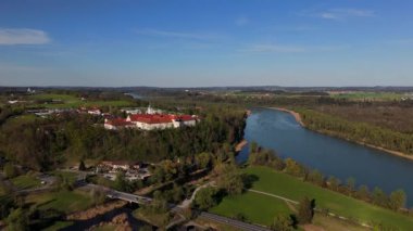 Attel Manastırı 'ndan Luftaufnahme ve Inn Nehri yakınlarındaki Attel Hill' deki St. Michael Kilisesi, Wasserburg am Inn, Bavyera yakınlarında. Tarihi Benedikt bölgesi, manzaralı bahar manzarası, kırsal Almanya cazibesi