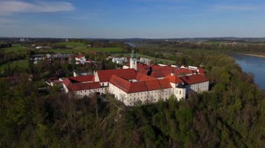 Luftaufnahme Kirche St. Michael im Attel, Stadtgemeinde Wasserburg am Inn, Landkreis Rosenheim, ehemalige Kirche Benediktinerabtei. Heute ist sie Pfarrkirche Pfarrei Attel im Pfarrverband Edling. 