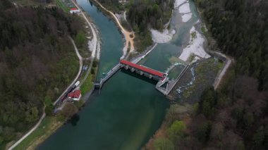 Baierbrunn Weir 'ın insansız hava aracı görüntüleri, VLH türbini ve Bavyera, Almanya' daki Isar Nehri 'nden geçen balıklar. Yenilikçi hidroelektrik, yeşil enerji, sürdürülebilir teknoloji ve su mühendisliği. Fischtreppe. 