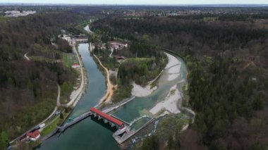 Almanya 'nın Münih yakınlarındaki Isar Nehri' ndeki VLH hidroelektrik santralinin havadan görüntüsü. Dinlenme suyu enerjisi, balık merdiveni, çevre dostu elektrik manzarası, Bavyera 'da yenilenebilir enerji. 