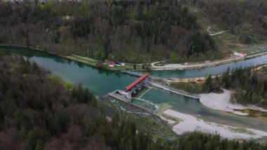 Luftaufnahme Kraftwerk Baierbrunn, Muenchen, Deutschland an Fluss Isar. Fischtreppe bei Gemeinde Baierbrunn fliesst Wasser der Isar in linksseitigen Isarwerkkanal Luftbildansicht. Oko-Wasserkraftwerk