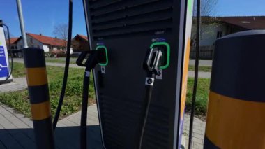 Almanya 'da elektrikli arabalar için ayrılmış park yeri olan EV şarj istasyonu. Sürdürülebilir kentsel hareketlilik için modern çözüm, emisyonların azaltılması ve yerleşim alanlarında temiz enerjinin desteklenmesi. 