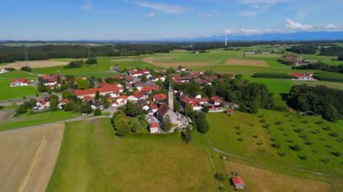 Pfarrkirche St. Michael, Bayern 'deki Alxing und Windfarm, Deutschland Luftaufnahme. Rüzgâr türbini köy kilisesinin hava manzarasının arkasında. Alxing Blick süper Pfarrkirche St. Michael auf Osterklinger Windrad. 