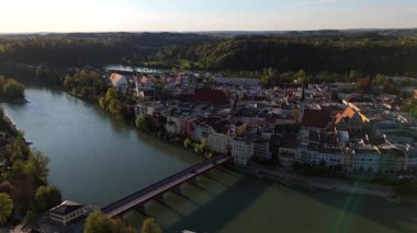 Wasserburg am Inn, Almanya 'da Inn River' ı geçen ikonik kırmızı ahşap köprünün hava görüntüsü. Bu manzaralı ortaçağ köprüsü doğrudan tarihi Brucktor şehir kapısına ve eski kasabaya çıkıyor.