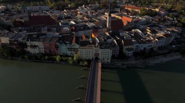 Luftaufnahme Innbruecke, nach ihrem Farbanstrich auch Bruecke in Oberbayern, Deutschland, Wasserburg am Inn. Luftbildansicht Brucktor, das Stadttor an der Innbrucke auch Turm bei dem Fleischhaus