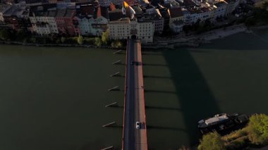 Wasserburg am Inn, Bavyera 'daki büyüleyici hanın insansız hava aracı çekimi. Kızıl köprü nehir boyunca uzanır, ziyaretçileri müstahkem kasabanın bir sembolü olan antik Brucktor kapısına götürür.. 