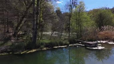 Luftaufnahme Spiegelweiher ve Almanya 'nın Bavyera kentindeki göletler, Grafing bei Munchen. Işıldayan gölleri, sakin yolları ve Güney Almanya 'da gelişen doğası olan manzaralı bahar manzarası.