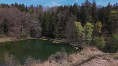 Luftaufnahme idyllisches Naturschutzgebiet bei Grafing b. Eine Kette klarer Weiher, hakem von Gruener Fruehlingsnatur, mükemmel kürk Gezgini ve Naturfreunde. Spiegelweiher. 