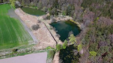 Luftaufnahme idyllisches Naturschutzgebiet bei Grafing b. Eine Kette klarer Weiher, hakem von Gruener Fruehlingsnatur, mükemmel kürk Gezgini ve Naturfreunde. Spiegelweiher. 