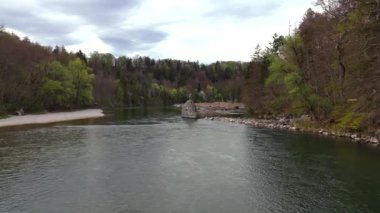 Münih yakınlarındaki Georgenstein, Almanya Isar 'ın berrak sularından yükseliyor. Yürüyüşçüler ve bisikletçiler için doğal anıt ve nehir yolu boyunca rafting engeli. Luftbild Georgstein oder Georgenfels