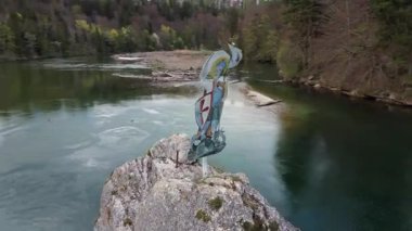 Georgenstein 'in hava manzarası, Almanya' nın Baierbrunn yakınlarındaki Isar Nehri 'nden yükselen devasa bir kaya kütlesi. Doğal bir anıt ve tarihi rafting engeli manzaralı Isartal vadisinde. 