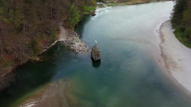 Luftbildaufnahme Georgenstein, meyveli Georgstein oder Georgenfels, ist grosser Felsblock im Flussbett der Isar ostlich Baierbrunn im Landkreis Muenchen, Deutschland im Fruehling. IsarWanderung.. 