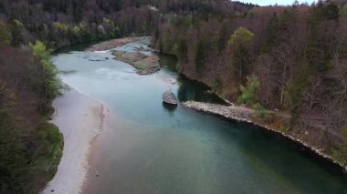 Georgenstein 'in hava manzarası, Baierbrunn yakınlarındaki Isar Nehri' nde çarpıcı bir kaya. Bavyera 'nın güzel İsar Vadisi' nde manzaralı yürüyüş ve bisiklet yolu boyunca tarihi bir dönüm noktası. Almanya, Muenchen.