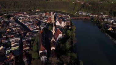 Burg Wasserburg ve Burgkapelle St. Aegidius 'un Wasserburg am Inn, Landkreis Rosenheim, Almanya' daki insansız hava aracı görüntüleri. Şato, Inn Rivers döngüsünün tepesinde, ortaçağ kasaba manzarasında. Luftbild Schloss Wasserburg. 