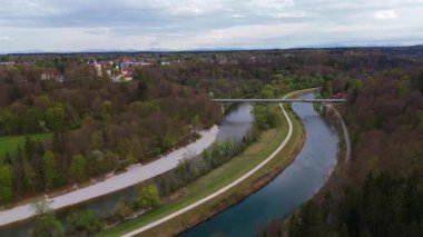 Luftaufnahme tarihçisi Burg Grunwald mit Blick auf die Isar und Isartal. Die Ruinen der Mitelalterlichen Hoehenburg, die Grunwalder Bruecke und Umgebung sind eindrucksvoll im Bild festgehalten. 