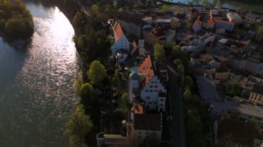 Wasserburg 'da Schloss Wasserburg ve St. Aegidius Şapeli, Bavyera, Almanya' da. Inn Nehri 'nin kıvrımlarına tünemiş tarihi kale, büyüleyici eski kasabanın üzerinde yükseliyor. Luftbild Burg Wasserburg. 