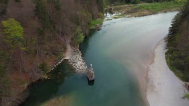 Georgenstein 'in hava manzarası, Baierbrunn yakınlarındaki Isar Nehri' nde çarpıcı bir kaya. Bavyera 'nın güzel İsar Vadisi' nde manzaralı yürüyüş ve bisiklet yolu boyunca tarihi bir dönüm noktası. Almanya, Muenchen.