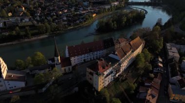 Luftaufnahme von Schloss Wasserburg und der Burgkirche St. Aegidius Wasserburg am Inn, Bayern, Deutschland. Die Burg thront auf dem Umlaufberg des Inns Uber tarihçisi Altstadt.. 
