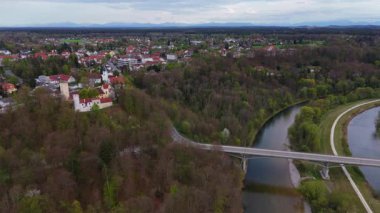 Isar Nehri 'nin yukarısındaki antik kale Grunwald Kalesi' nin tepeden aşağı muhteşem görüntüsü. Görüntü şatonun kalıntılarını yakalıyor, yemyeşil tepeler ve Grunwald Köprüsü ile çevrili.. 