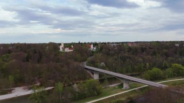 Isar Nehri ve Bavyera kırsalına bakan tarihi Grunwald Kalesi 'nin havadan görünüşü. İnsansız hava aracı görüntüleri ortaçağ kalıntılarını, manzaralı manzarayı ve Grunwald Köprüsü 'nü yakalar.. 