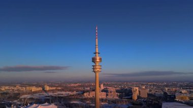 Olympiaturm Historische Sehenswurdigkeit im Olympiapark Munchen, Deutschland Luftaufnahme im Winter. Olimpiyat Parkı 'ndaki Olimpiyat Kulesi, Münih, Almanya kışın karlı havada hava manzaralı. Yer imi. 
