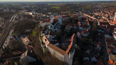 Freisinger Dom Almanya, Bavyera kışın güneşli ve karsız hava manzarası. Dom St. Maria ve St. Korbinian Freising Deutschland 'da, Bayern Luftaufnahme im Winter Bei sonnigem Wetter. 