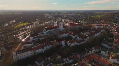 Freisinger Dom Almanya, Bavyera kışın güneşli ve karsız hava manzarası. Dom St. Maria ve St. Korbinian Freising Deutschland 'da, Bayern Luftaufnahme im Winter Bei sonnigem Wetter. 