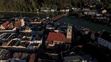 Wasserburg am Inn, Bavyera, Almanya 'daki St. Michael Şapeli' nin havadan görünüşü. St. Jakob Kilisesi ile eski bir kasabaya bakan kale arasındaki tarihi kilise. Luftaufnahme Michaelskapelle Deutschland. 