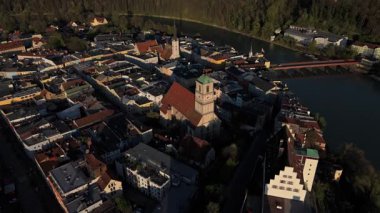 Luftaufnahme Michaelskapelle Wasserburg am Inn, Bayern 'de. Spaetgotische Kapelle liegt zwischen Stadtpfarrkirche St. Jakob und Burg ein Wahrzeichen mit Mozart-Bezug. St. Michael Şapeli 'nin hava görüntüsü