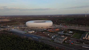 Frottmaning, Muenchen, Bayern Deutschland, Luftaufnahme im Herbst bei sonnigem Wetter 'deki Allianz Arena Munchen Stadyumu. Almanya, Münih 'teki Bayern Münih Stadyumu hava manzaralı. Münih Futbol Arenası