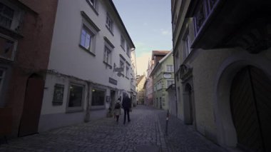 28 Ocak 2025 Almanya. Lindau im Bodensee, Constance Gölü 'ndeki Bavyera ortaçağ kasabası. Renkli cepheler, kaldırım taşlı sokaklar, evler, sokaklar, Alman mirası. Mevsimi geçmiş eski şehir sokakları. 