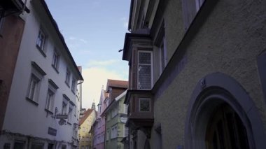 Charming Lindau im Bodensee, Bavyera, Constance Gölü 'ndeki ortaçağ kasabası. Renkli cepheler, kaldırım taşlı sokaklar, evler, sokaklar, otantik Alman mirası. Mevsimi geçmiş eski şehir sokakları. 