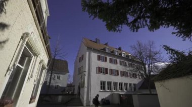 Charming Lindau im Bodensee, Bavyera, Constance Gölü 'ndeki ortaçağ kasabası. Renkli cepheler, kaldırım taşlı sokaklar, evler, sokaklar, otantik Alman mirası. Mevsimi geçmiş eski şehir sokakları. 