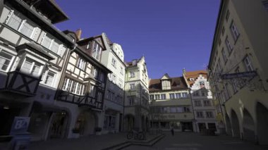 28 Ocak 2025 Almanya. Lindau im Bodensee, Constance Gölü 'ndeki Bavyera ortaçağ kasabası. Renkli cepheler, kaldırım taşlı sokaklar, evler, sokaklar, Alman mirası. Mevsimi geçmiş eski şehir sokakları