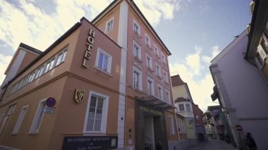Charming Lindau im Bodensee, Bavyera, Constance Gölü 'ndeki ortaçağ kasabası. Renkli cepheler, kaldırım taşlı sokaklar, evler, sokaklar, otantik Alman mirası. Mevsimi geçmiş eski şehir sokakları. 