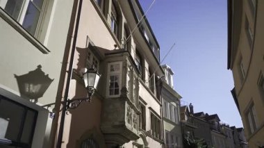 Charming Lindau im Bodensee, Bavyera, Constance Gölü 'ndeki ortaçağ kasabası. Renkli cepheler, kaldırım taşlı sokaklar, evler, sokaklar, otantik Alman mirası. Mevsimi geçmiş eski şehir sokakları. 
