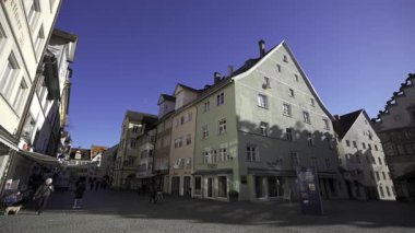 28 Ocak 2025 Almanya. Lindau im Bodensee, Constance Gölü 'ndeki Bavyera ortaçağ kasabası. Renkli cepheler, kaldırım taşlı sokaklar, evler, sokaklar, Alman mirası. Mevsimi geçmiş eski şehir sokakları